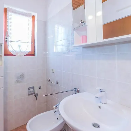 Apartman With Parking Space - 27679 Medulin